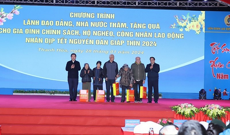 Thủ tướng Chính phủ Phạm Minh Chính tặng quà gia đình chính sách, hộ nghèo, công nhân lao động tại Thanh Hóa Thủ tướng Chính phủ Phạm Minh Chính tặng quà gia đình chính sách, hộ nghèo, công nhân lao động tại Thanh Hóa