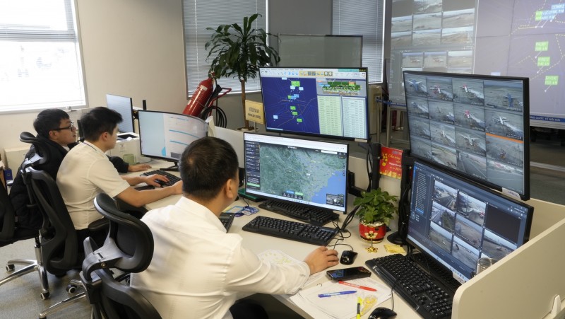 hy vọng tất cả mọi mắt xích trong dây chuyền phục vụ bay tại cảng sẽ tiếp tục phối hợp chặt chẽ để phát huy những thành quả đó, đưa hệ thống vận hành thông suốt, hiệu quả, góp phần nâng cao công tác điều hành hoạt động bay tại Cảng Hàng không Quốc tế Nội Bài./ hy vọng tất cả mọi mắt xích trong dây chuyền phục vụ bay tại cảng sẽ tiếp tục phối hợp chặt chẽ để phát huy những thành quả đó, đưa hệ thống vận hành thông suốt, hiệu quả, góp phần nâng cao công tác điều hành hoạt động bay tại Cảng Hàng không Quốc tế Nội