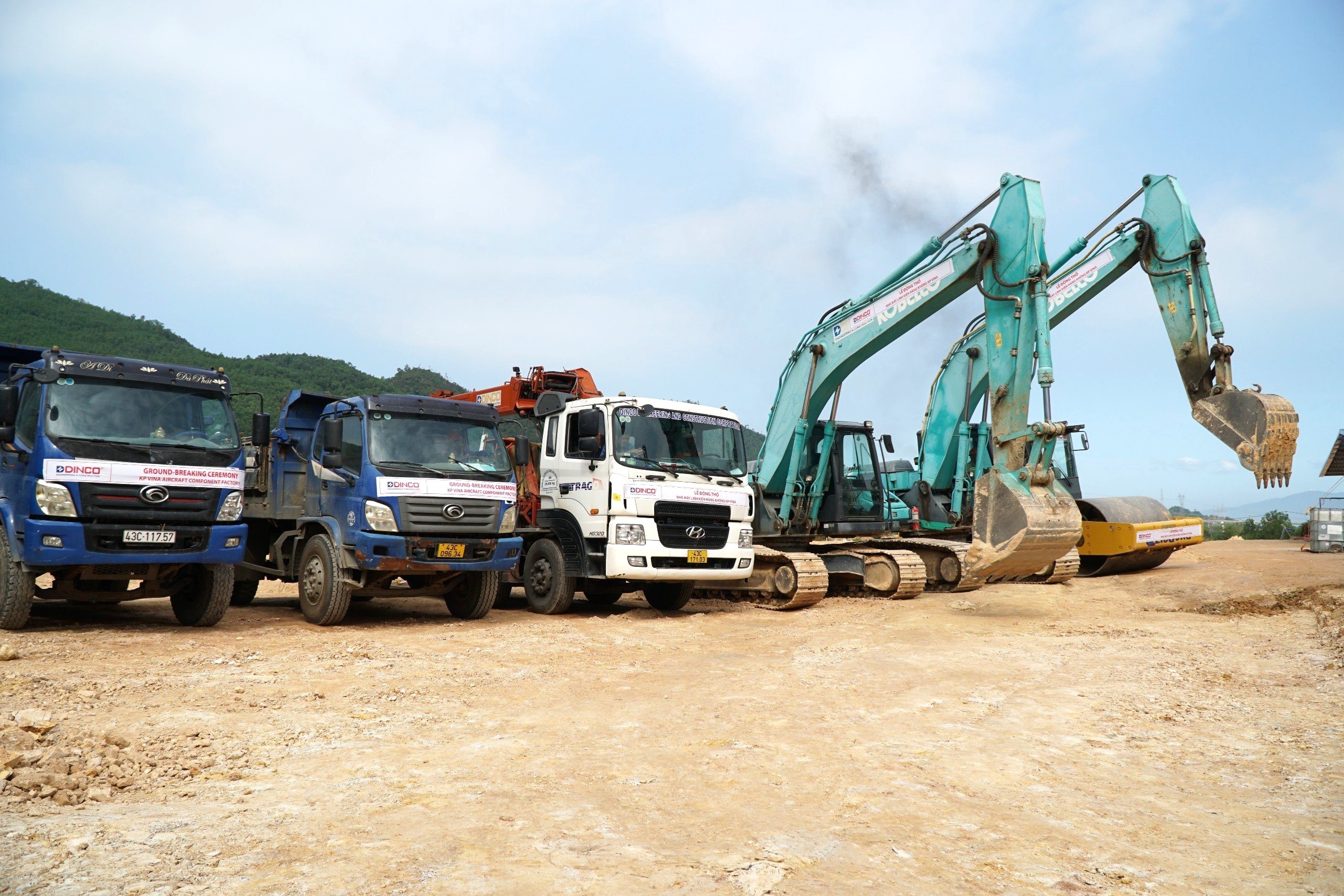 Máy móc tham gia lễ động thổ.