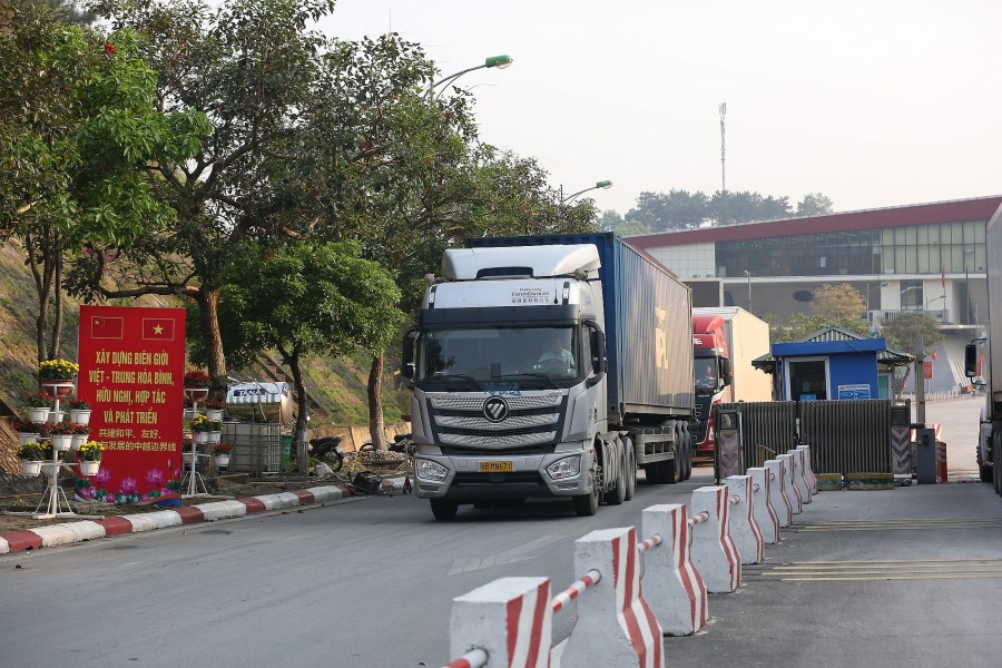 Xe container nhộn nhịp tiến về cửa khẩu - Ảnh: VGP/Tuấn Dũng Xe container nhộn nhịp tiến về cửa khẩu - Ảnh: VGP/Tuấn Dũng