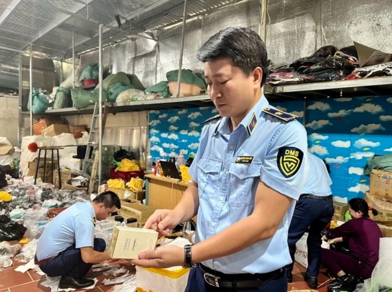 Ông Nguyễn Thanh Bình, Phó tổng cục trưởng Tổng cục Quản lý thị trường, chỉ đạo kiểm tra kho hàng giả mạo nhãn hiệu ở Gia Lai Ông Nguyễn Thanh Bình, Phó tổng cục trưởng Tổng cục Quản lý thị trường, chỉ đạo kiểm tra kho hàng giả mạo nhãn hiệu ở Gia Lai