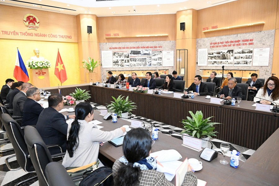 Bộ trưởng Nguyễn Hồng Diên tiếp và làm việc với Bộ trưởng Bộ Nông nghiệp Philippines Francisco Tiu Laurel Jr. Bộ trưởng Nguyễn Hồng Diên tiếp và làm việc với Bộ trưởng Bộ Nông nghiệp Philippines Francisco Tiu Laurel Jr.