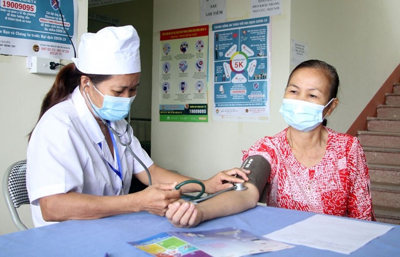 Khám bệnh cho người cao tuổi tại. Ảnh dangcongsan Khám bệnh cho người cao tuổi tại. Ảnh dangcongsan