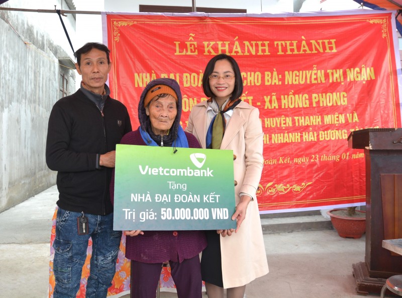 Vietcombank khánh thành nhiều ngôi nhà tặng người nghèo an cư đón Tết Vietcombank khánh thành nhiều ngôi nhà tặng người nghèo an cư đón Tết