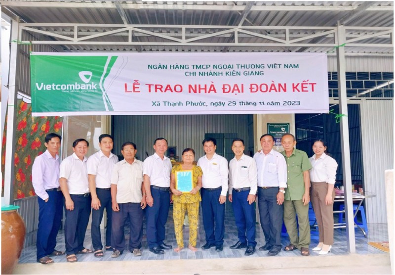 Vietcombank khánh thành nhiều ngôi nhà tặng người nghèo an cư đón Tết Vietcombank khánh thành nhiều ngôi nhà tặng người nghèo an cư đón Tết