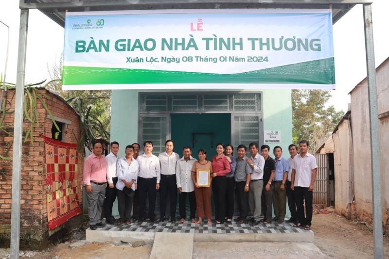 Vietcombank khánh thành nhiều ngôi nhà tặng người nghèo an cư đón Tết Vietcombank khánh thành nhiều ngôi nhà tặng người nghèo an cư đón Tết