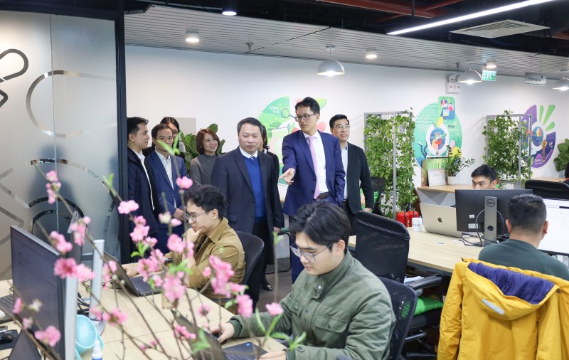 Thứ trưởng Bộ Thông tin và Truyền thông Nguyễn Huy Dũng cùng đoàn đại biểu Bộ Thông tin và Truyền tới thăm và làm việc với đội ngũ Cốc Cốc Thứ trưởng Bộ Thông tin và Truyền thông Nguyễn Huy Dũng cùng đoàn đại biểu Bộ Thông tin và Truyền tới thăm và làm việc với đội ngũ Cốc Cốc