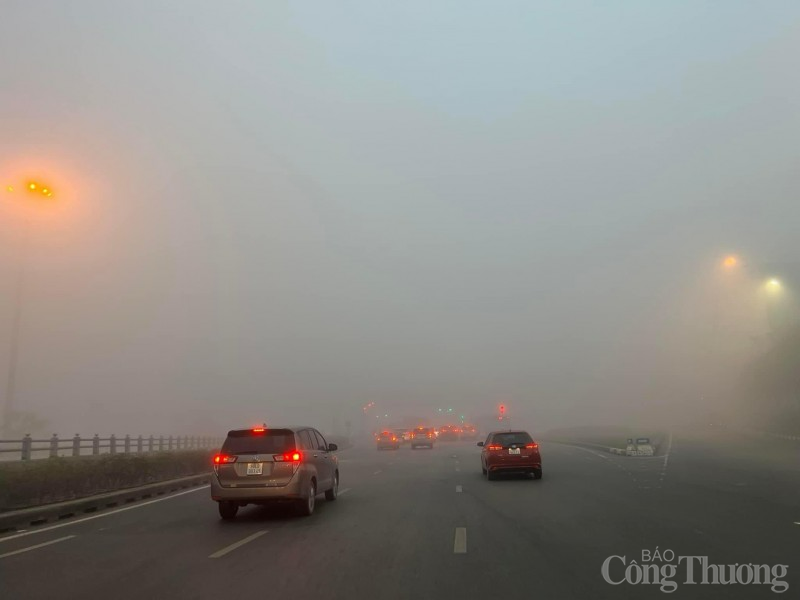 Hà Nội: Sương mù dày đặc giăng kín đường phố sáng ngày 2/2 Hà Nội: Sương mù dày đặc giăng kín đường phố sáng ngày 2/2