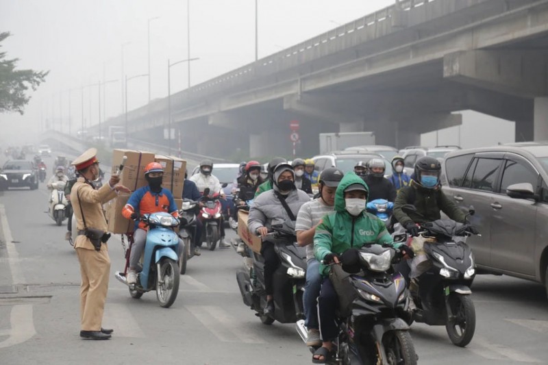 CSGT phân luồng tại khu Linh Đàm - Lê Hữu Thọ. Ảnh phunuvietnam CSGT phân luồng tại khu Linh Đàm - Lê Hữu Thọ. Ảnh phunuvietnam