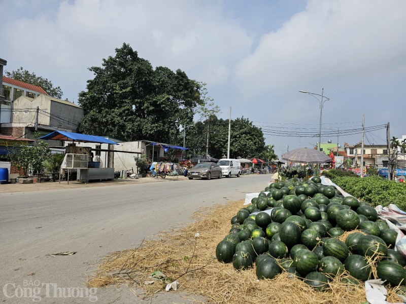 Có một ngôi chợ quê giữa lòng Hà Nội