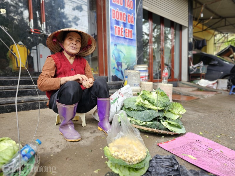 Có một ngôi chợ quê giữa lòng Hà Nội
