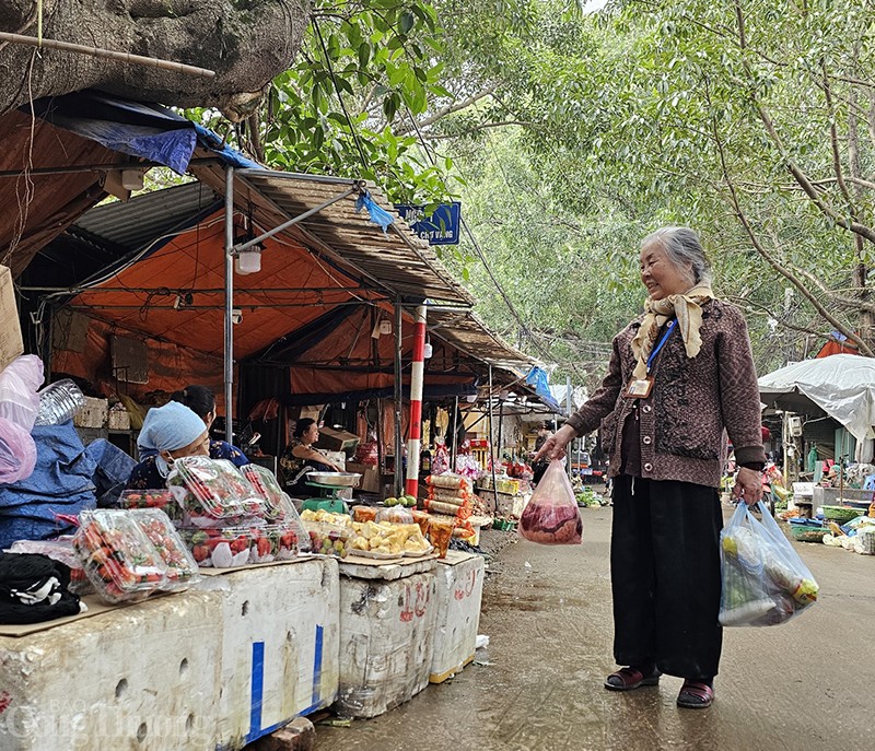 Có một ngôi chợ quê giữa lòng Hà Nội