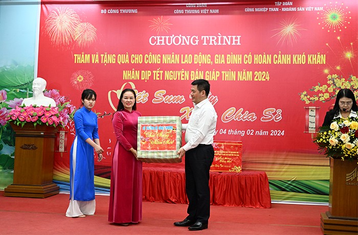 Bộ trưởng Nguyễn Hồng Diên trao quà Tết cho người dân Thái Bình Bộ trưởng Nguyễn Hồng Diên trao quà Tết cho người dân Thái Bình