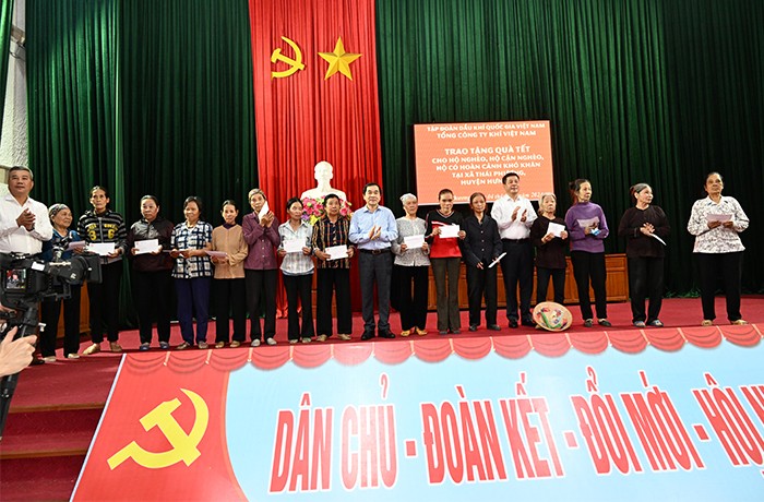 Bộ trưởng Nguyễn Hồng Diên trao quà Tết cho người dân Thái Bình Bộ trưởng Nguyễn Hồng Diên trao quà Tết cho người dân Thái Bình