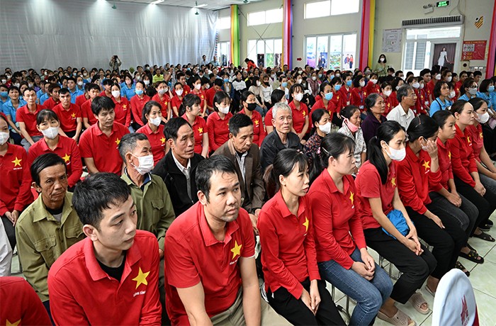 Bộ trưởng Nguyễn Hồng Diên trao quà Tết cho người dân Thái Bình Bộ trưởng Nguyễn Hồng Diên trao quà Tết cho người dân Thái Bình