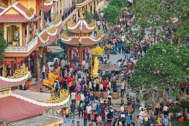 Du khách đến lễ hội núi Bà Đen có thể tới dâng hương, cầu bình an, may mắn. Du khách đến lễ hội núi Bà Đen có thể tới dâng hương, cầu bình an, may mắn.