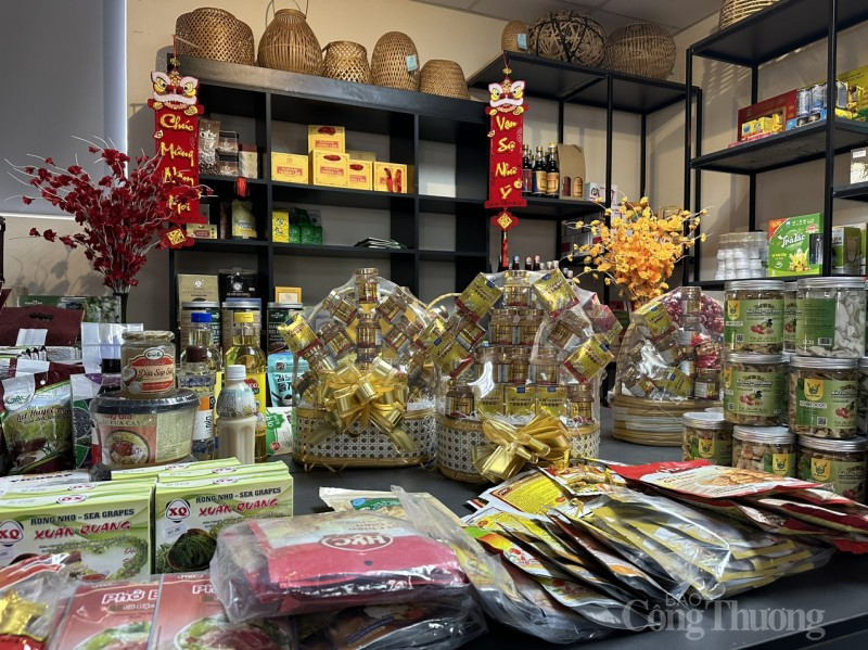 Giỏ quà Tết bình dân, mang đậm chất hàng Việt “đắt hàng” Giỏ quà Tết bình dân, mang đậm chất hàng Việt “đắt hàng”