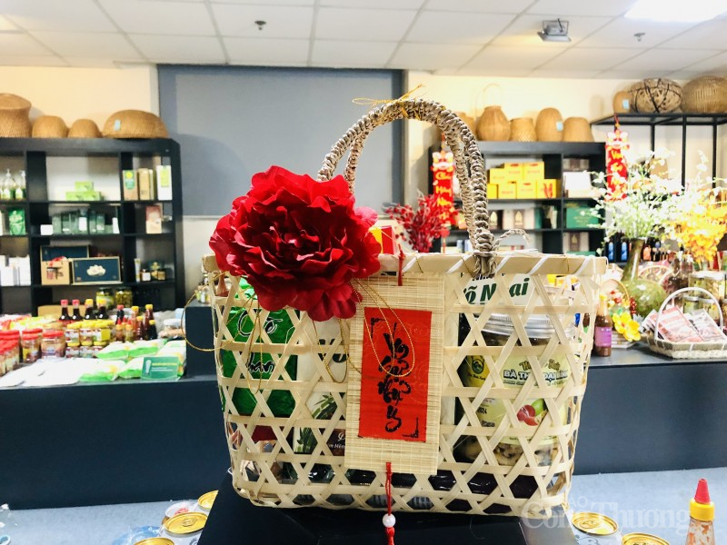 Giỏ quà Tết bình dân, mang đậm chất hàng Việt “đắt hàng” Giỏ quà Tết bình dân, mang đậm chất hàng Việt “đắt hàng”