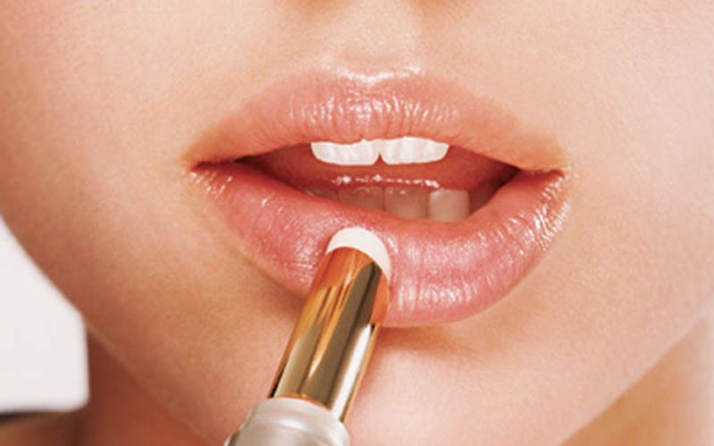 Cần dưỡng ẩm cho môi cả ban đêm và ban ngày Cần dưỡng ẩm cho môi cả ban đêm và ban ngày