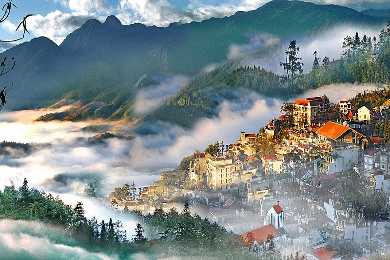 Một số điểm đến đang đốn tìm nhiều du khách là đỉnh Fansipan, thung lũng Mường Hoa, núi Hàm Rồng Một số điểm đến đang đốn tìm nhiều du khách là đỉnh Fansipan, thung lũng Mường Hoa, núi Hàm Rồng