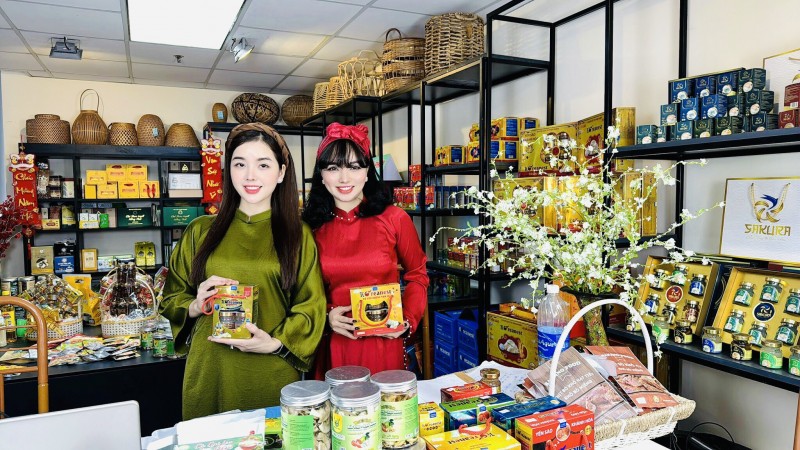 Giỏ quà Tết bình dân, mang đậm chất hàng Việt “đắt hàng” Giỏ quà Tết bình dân, mang đậm chất hàng Việt “đắt hàng”