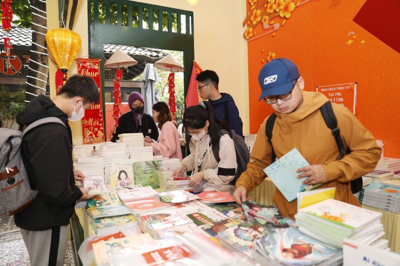 Khai mạc Phố sách Xuân Giáp Thìn 2024 "Tri thức trao tay - Xuân vạn điều may" Khai mạc Phố sách Xuân Giáp Thìn 2024 "Tri thức trao tay - Xuân vạn điều may"