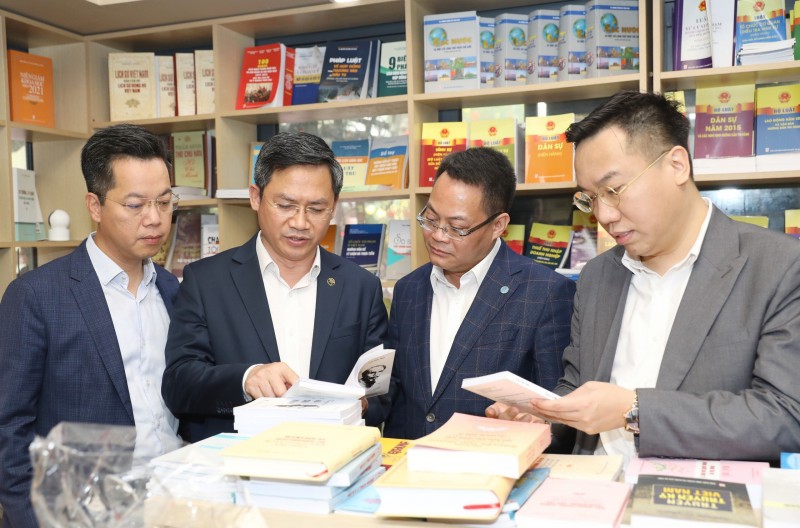 Khai mạc Phố sách Xuân Giáp Thìn 2024 "Tri thức trao tay - Xuân vạn điều may" Khai mạc Phố sách Xuân Giáp Thìn 2024 "Tri thức trao tay - Xuân vạn điều may"