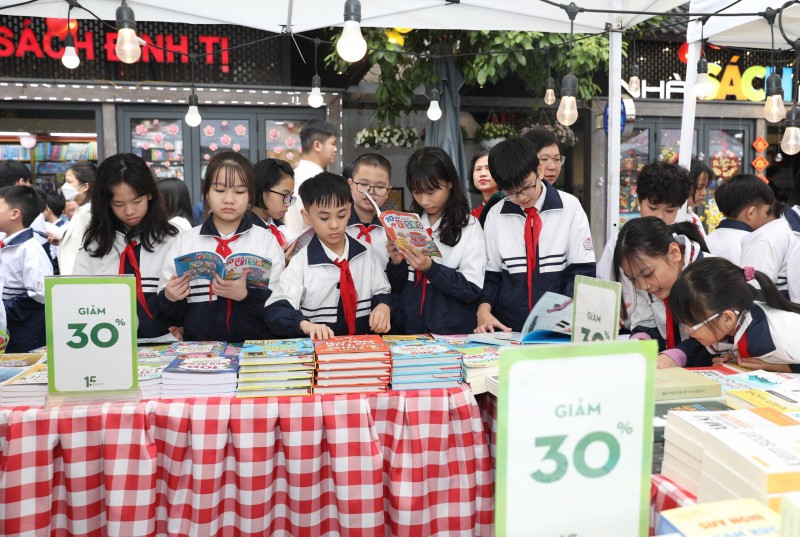 Khai mạc Phố sách Xuân Giáp Thìn 2024 "Tri thức trao tay - Xuân vạn điều may" Khai mạc Phố sách Xuân Giáp Thìn 2024 "Tri thức trao tay - Xuân vạn điều may"