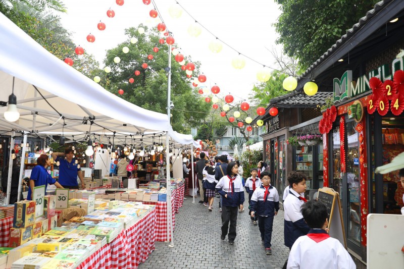 Khai mạc Phố sách Xuân Giáp Thìn 2024 "Tri thức trao tay - Xuân vạn điều may" Khai mạc Phố sách Xuân Giáp Thìn 2024 "Tri thức trao tay - Xuân vạn điều may"