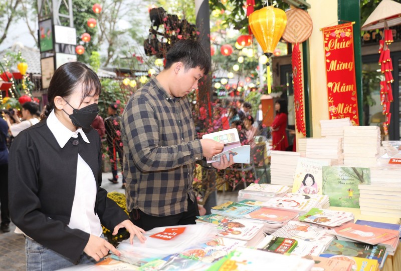 Khai mạc Phố sách Xuân Giáp Thìn 2024 "Tri thức trao tay - Xuân vạn điều may" Khai mạc Phố sách Xuân Giáp Thìn 2024 "Tri thức trao tay - Xuân vạn điều may"