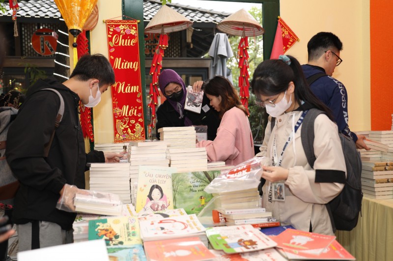 Khai mạc Phố sách Xuân Giáp Thìn 2024 "Tri thức trao tay - Xuân vạn điều may" Khai mạc Phố sách Xuân Giáp Thìn 2024 "Tri thức trao tay - Xuân vạn điều may"