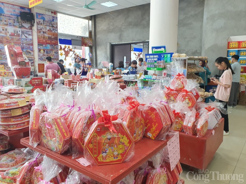 Hàng Tết đua nhau lên kệ phục vụ người dân Hòa Bình Hàng Tết đua nhau lên kệ phục vụ người dân Hòa Bình