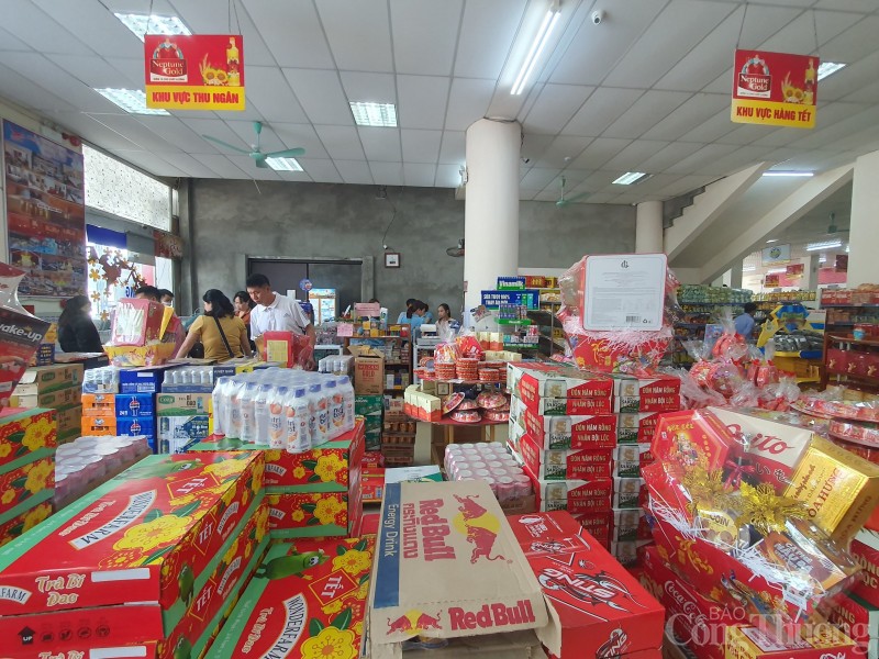 Hàng Tết đua nhau lên kệ phục vụ người dân Hòa Bình Hàng Tết đua nhau lên kệ phục vụ người dân Hòa Bình