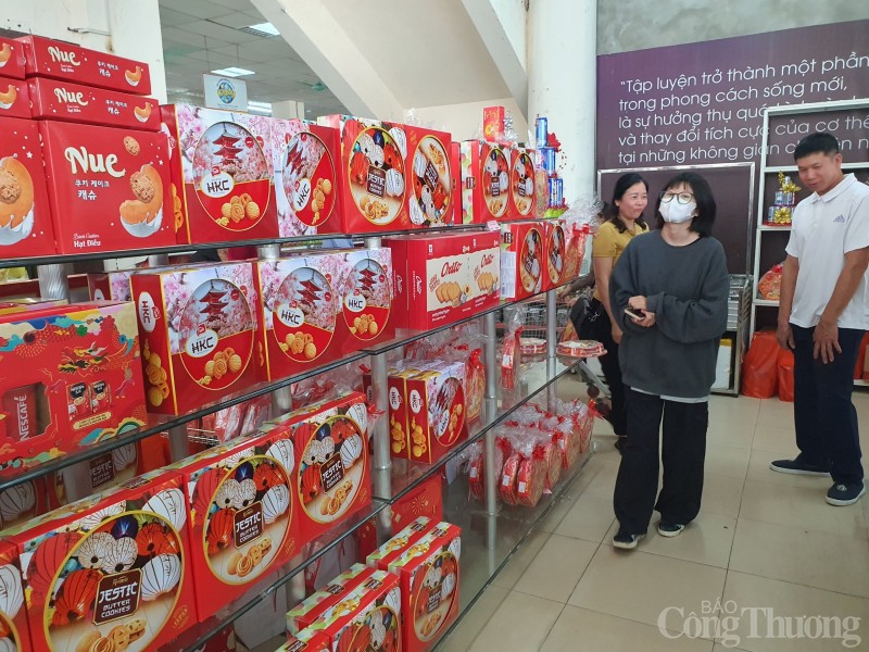 Hàng Tết đua nhau lên kệ phục vụ người dân Hòa Bình Hàng Tết đua nhau lên kệ phục vụ người dân Hòa Bình