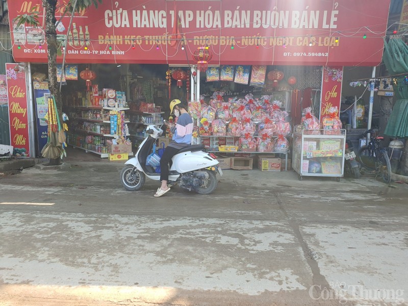 Hàng Tết đua nhau lên kệ phục vụ người dân Hòa Bình Hàng Tết đua nhau lên kệ phục vụ người dân Hòa Bình