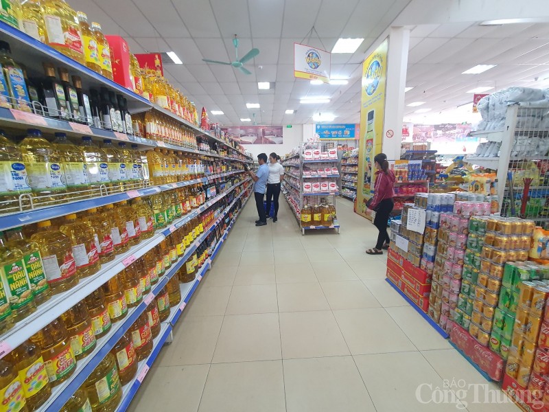 Hàng Tết đua nhau lên kệ phục vụ người dân Hòa Bình Hàng Tết đua nhau lên kệ phục vụ người dân Hòa Bình