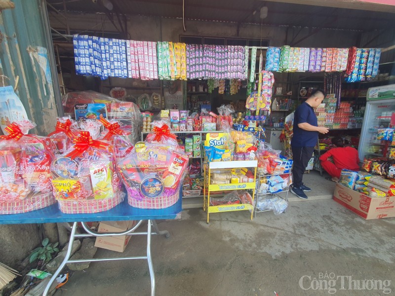 Hàng Tết đua nhau lên kệ phục vụ người dân Hòa Bình Hàng Tết đua nhau lên kệ phục vụ người dân Hòa Bình