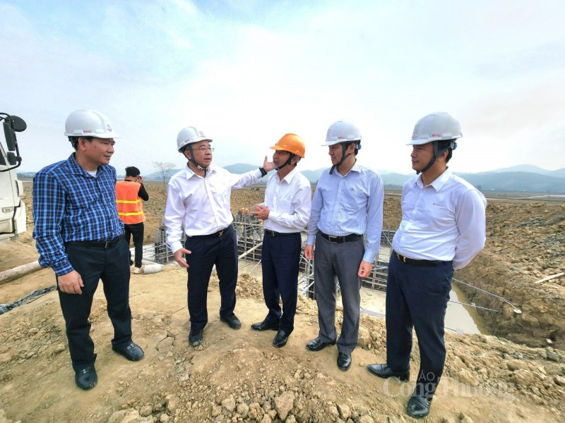 Trên công trường thi công đường dây 500kV Nam Định 1- Thanh Hóa Trên công trường thi công đường dây 500kV Nam Định 1- Thanh Hóa