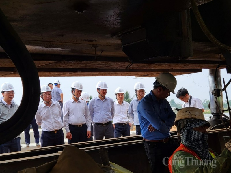 Trên công trường thi công đường dây 500kV Nam Định 1- Thanh Hóa Trên công trường thi công đường dây 500kV Nam Định 1- Thanh Hóa