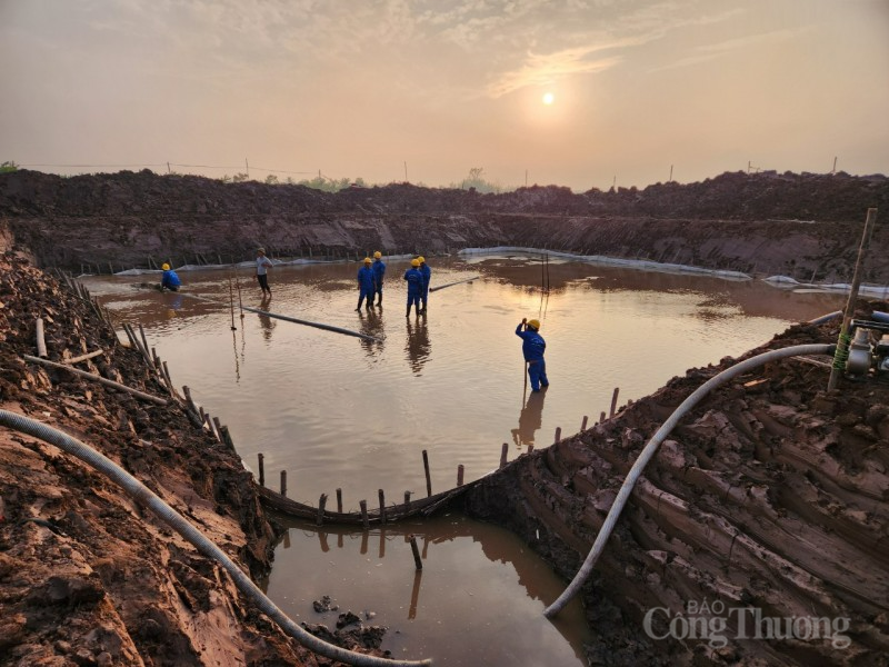 Trên công trường thi công đường dây 500kV Nam Định 1- Thanh Hóa Trên công trường thi công đường dây 500kV Nam Định 1- Thanh Hóa