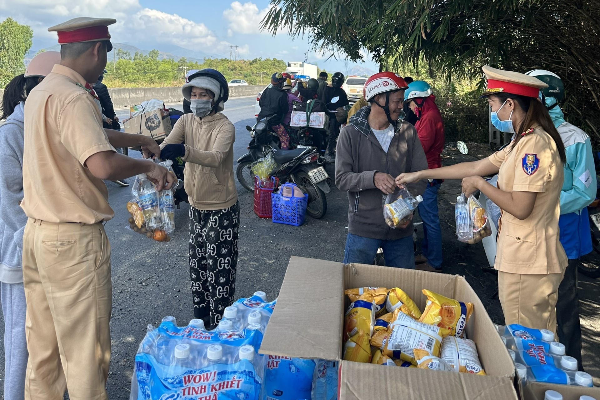 Ấm lòng CSGT hỗ trợ người dân trên đường về quê ăn Tết Ấm lòng CSGT hỗ trợ người dân trên đường về quê ăn Tết