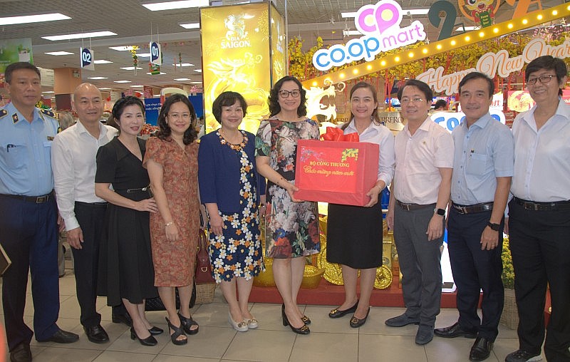 Thứ trưởng Phan Thị Thắng kiểm tra công tác chuẩn bị nguồn hàng hóa cung cấp Tết tại TP. Hồ Chí Minh