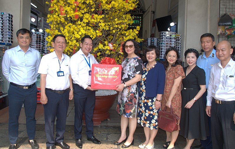 Thứ trưởng Phan Thị Thắng kiểm tra công tác chuẩn bị nguồn hàng hóa cung cấp Tết tại TP. Hồ Chí Minh