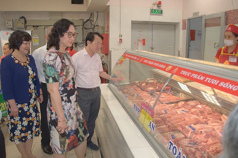 Thứ trưởng Phan Thị Thắng kiểm tra công tác chuẩn bị nguồn hàng hóa cung cấp Tết tại TP. Hồ Chí Minh