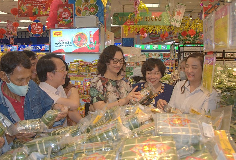 Thứ trưởng Phan Thị Thắng kiểm tra công tác chuẩn bị nguồn hàng hóa cung cấp Tết tại TP. Hồ Chí Minh