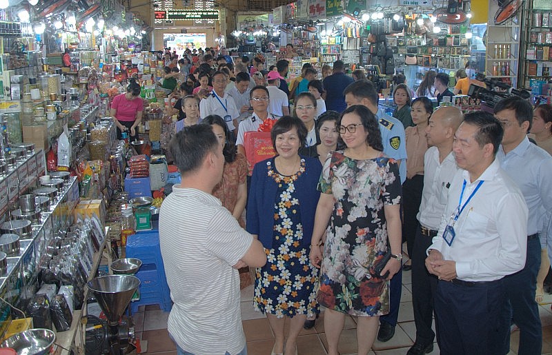 Thứ trưởng Phan Thị Thắng kiểm tra công tác chuẩn bị nguồn hàng hóa cung cấp Tết tại TP. Hồ Chí Minh