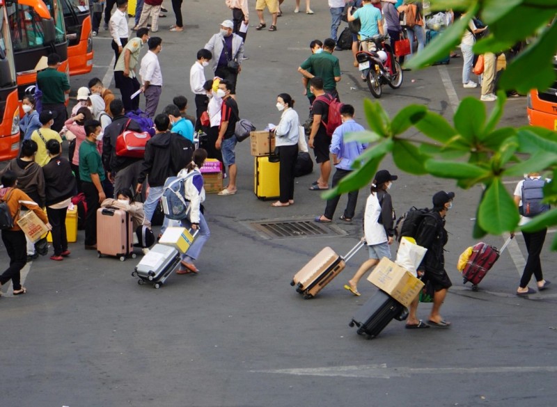 Nhộn nhịp khung cảnh người dân từ Thủ Đô về quê ăn Tết