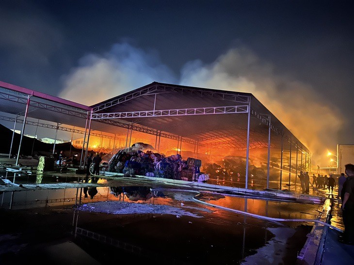 Tiền Giang: Cháy lớn tại khu công nghiệp Long Giang Tiền Giang: Cháy lớn tại khu công nghiệp Long Giang