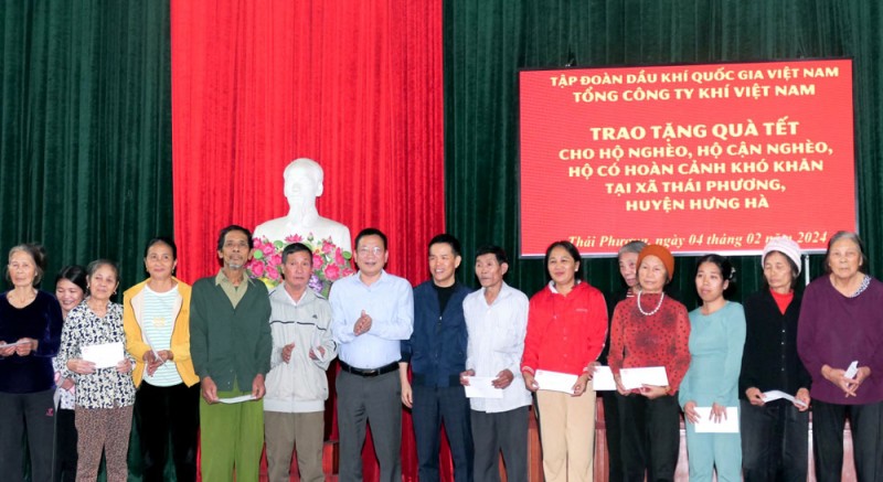 Petrovietnam/PV GAS mang Tết đến các hộ gia đình khó khăn ở Thái Bình Petrovietnam/PV GAS mang Tết đến các hộ gia đình khó khăn ở Thái Bình