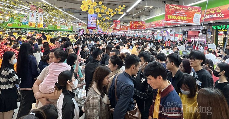 Siêu thị BigC Thăng Long trưa ngày 4/2 rất đông khách Siêu thị BigC Thăng Long trưa ngày 4/2 rất đông khách